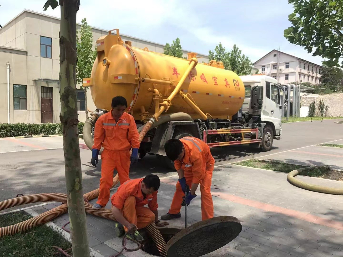 常熟化粪池清理与5-8吨吸粪车施工效率分析